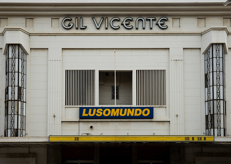 Gil Vicente Cinema, Maputo, Mozambique<br/>© <a href="https://flickr.com/people/41622708@N00" target="_blank" rel="nofollow">41622708@N00</a> (<a href="https://flickr.com/photo.gne?id=9498830985" target="_blank" rel="nofollow">Flickr</a>)