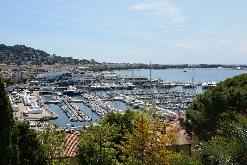 1000-20160524_Cannes-Cote d'Azur-France-view E from upper Place of Old Town across City and Marina<br/>© <a href="https://flickr.com/people/25326534@N05" target="_blank" rel="nofollow">25326534@N05</a> (<a href="https://flickr.com/photo.gne?id=33261483245" target="_blank" rel="nofollow">Flickr</a>)