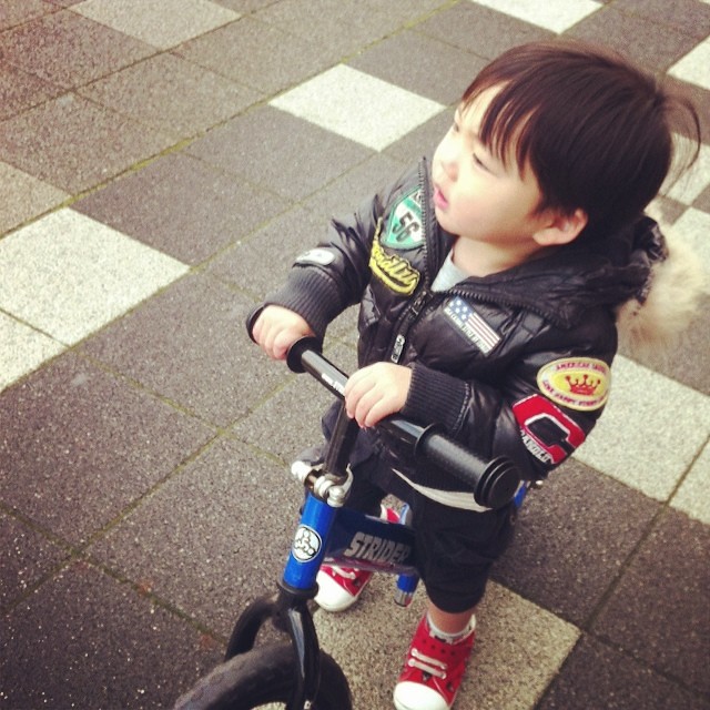 渋い面持ちの彼は…STRIDER試乗kidsです！初乗りながらこの面持ち！カッコいい！(カメラマンが下手ですみません) #eirin #strider #試乗 #キックバイク