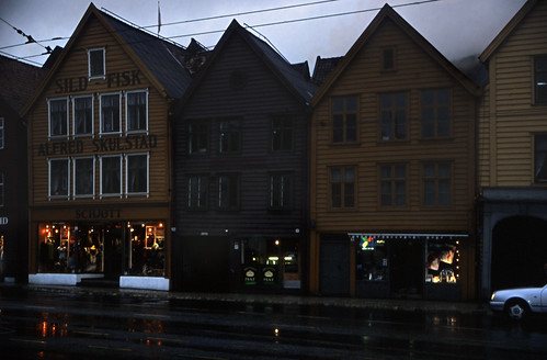 Norwegen 1998 (094) Bergen: Bryggen • <a style="font-size:0.8em;" href="http://www.flickr.com/photos/69570948@N04/33381730074/" target="_blank">Auf Flickr ansehen</a>