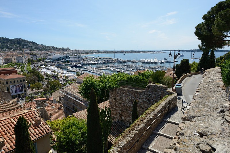 1013-20160524_Cannes-Cote d'Azur-France-view E from old walls of Fortress (above Old Town) across City and Marina<br/>© <a href="https://flickr.com/people/25326534@N05" target="_blank" rel="nofollow">25326534@N05</a> (<a href="https://flickr.com/photo.gne?id=33261501145" target="_blank" rel="nofollow">Flickr</a>)