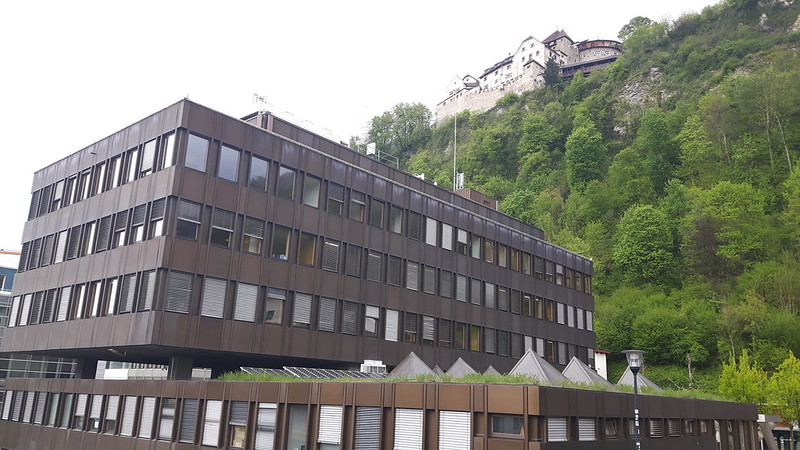 City core of Vaduz with the castle, Liechtenstein. April 18, 2017<br/>© <a href="https://flickr.com/people/86617138@N00" target="_blank" rel="nofollow">86617138@N00</a> (<a href="https://flickr.com/photo.gne?id=34118904316" target="_blank" rel="nofollow">Flickr</a>)