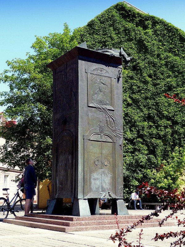 Lituanie, à Klaipèda sur une petite place ce monument en bronze appelé  "La Tour"<br/>© <a href="https://flickr.com/people/20800336@N08" target="_blank" rel="nofollow">20800336@N08</a> (<a href="https://flickr.com/photo.gne?id=14674624745" target="_blank" rel="nofollow">Flickr</a>)