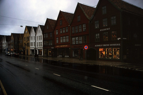 Norwegen 1998 (093) Bergen: Bryggen • <a style="font-size:0.8em;" href="http://www.flickr.com/photos/69570948@N04/34223799705/" target="_blank">Auf Flickr ansehen</a>