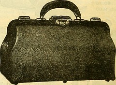 Anglų lietuvių žodynas. Žodis briefcase reiškia n 1) mažas lagaminėlis; 2) portfelis lietuviškai.