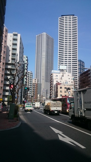 熊野神社交差点からタワー60を望む。