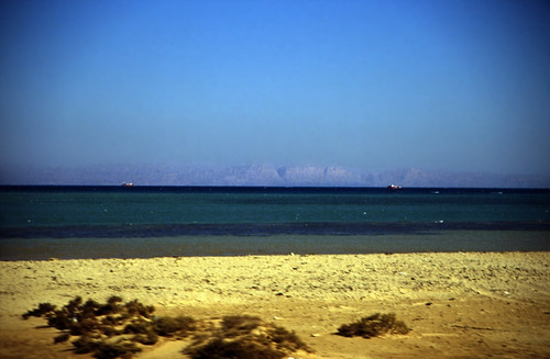 Ägypten 1999 (757) Busfahrt Kairo-Hurghada: Am Roten Meer • <a style="font-size:0.8em;" href="http://www.flickr.com/photos/69570948@N04/32691863044/" target="_blank">Auf Flickr ansehen</a>
