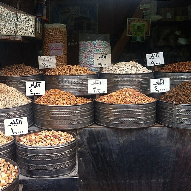 Giordania. Negozio di cereali e frutta secca ad Amman