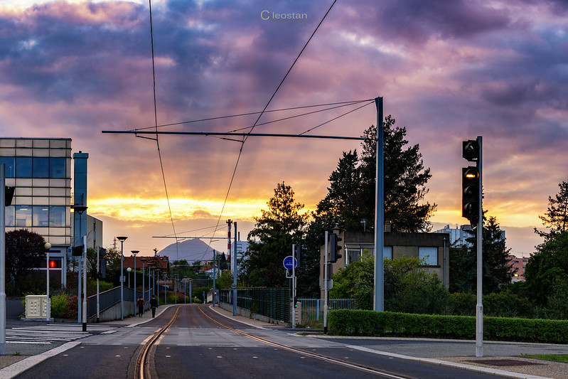 Sunset Tramway Clermont-Fd<br/>© <a href="https://flickr.com/people/127466848@N03" target="_blank" rel="nofollow">127466848@N03</a> (<a href="https://flickr.com/photo.gne?id=33672081822" target="_blank" rel="nofollow">Flickr</a>)