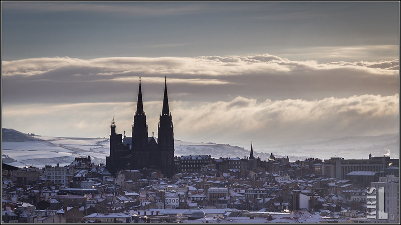 Clermont-Ferrand - Un matin enneigé<br/>© <a href="https://flickr.com/people/83453764@N02" target="_blank" rel="nofollow">83453764@N02</a> (<a href="https://flickr.com/photo.gne?id=32705801610" target="_blank" rel="nofollow">Flickr</a>)