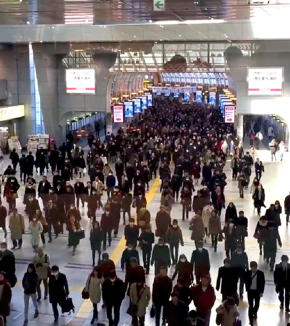 品川駅の外に向かう人の列は、まるで大花火...