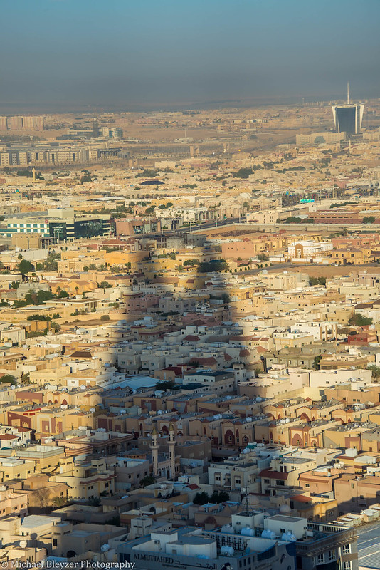 The Long Shadow of the Kingdom Tower<br/>© <a href="https://flickr.com/people/57804534@N04" target="_blank" rel="nofollow">57804534@N04</a> (<a href="https://flickr.com/photo.gne?id=15354637162" target="_blank" rel="nofollow">Flickr</a>)