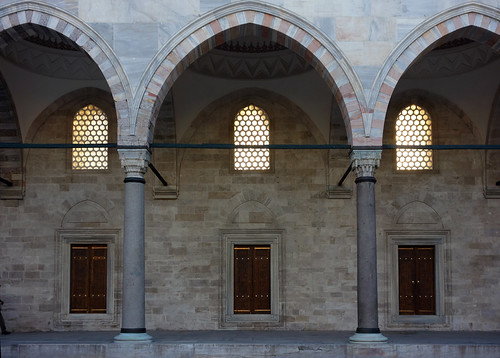 Süleymaniye, arcade (close)