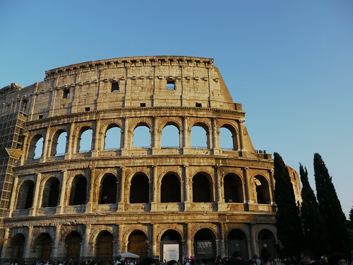 Rome, Italie: le Colisée doré par la lumière déclinante du soleil.