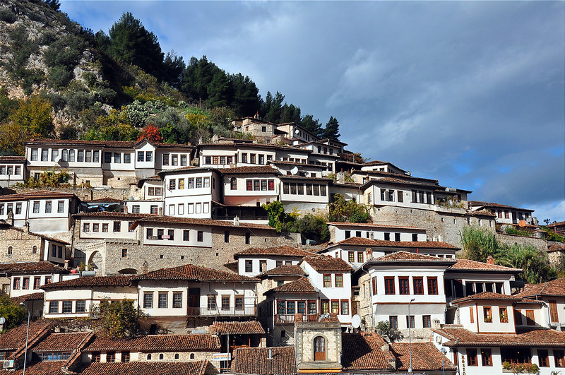 Traditional Houses in Berat<br/>© <a href="https://flickr.com/people/29760208@N05" target="_blank" rel="nofollow">29760208@N05</a> (<a href="https://flickr.com/photo.gne?id=15240584107" target="_blank" rel="nofollow">Flickr</a>)