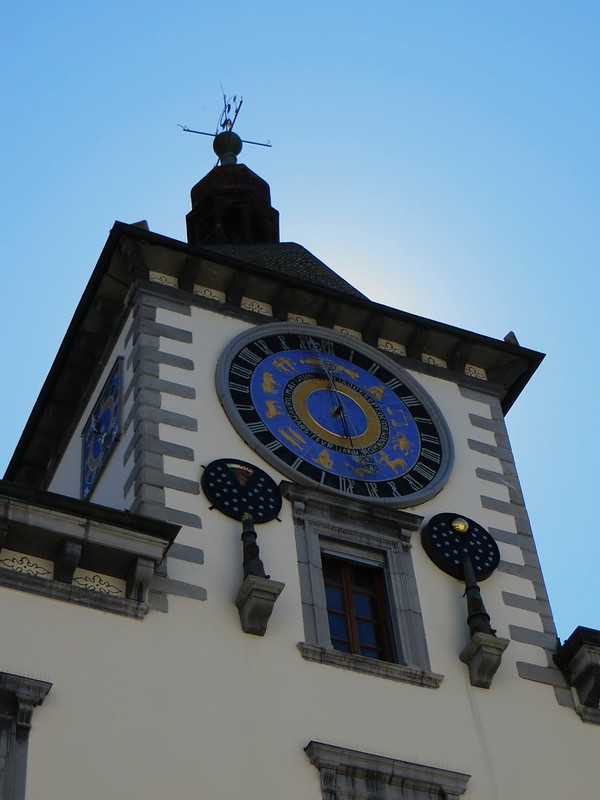 Horloge astronomique (1668), Hôtel de Ville (XVIIe), rue du Grand Pont, Sion, canton du Valais, Suisse.<br/>© <a href="https://flickr.com/people/50879678@N03" target="_blank" rel="nofollow">50879678@N03</a> (<a href="https://flickr.com/photo.gne?id=15216114837" target="_blank" rel="nofollow">Flickr</a>)